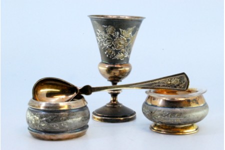  Conjunto de cálice, colher, depósito e argola em prata com interior dourado.